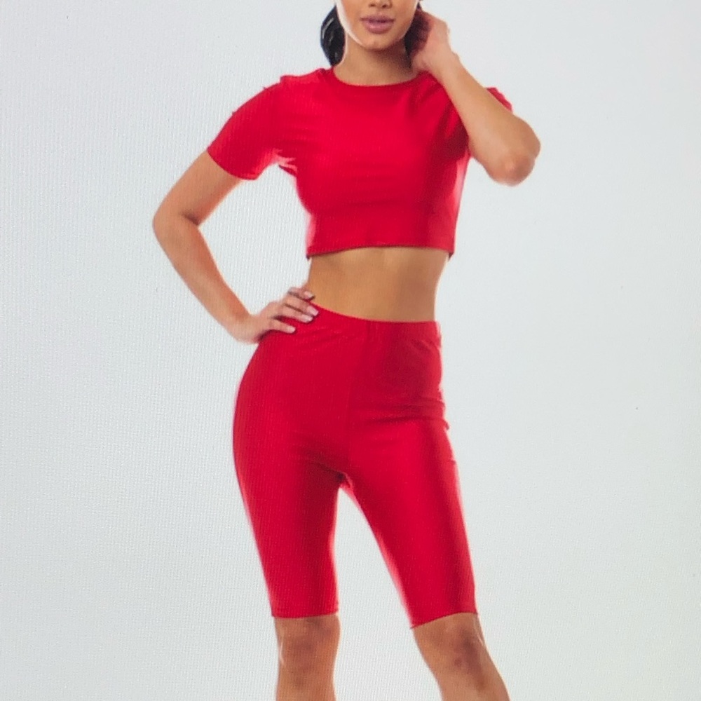 👚 Red crop top biker short set